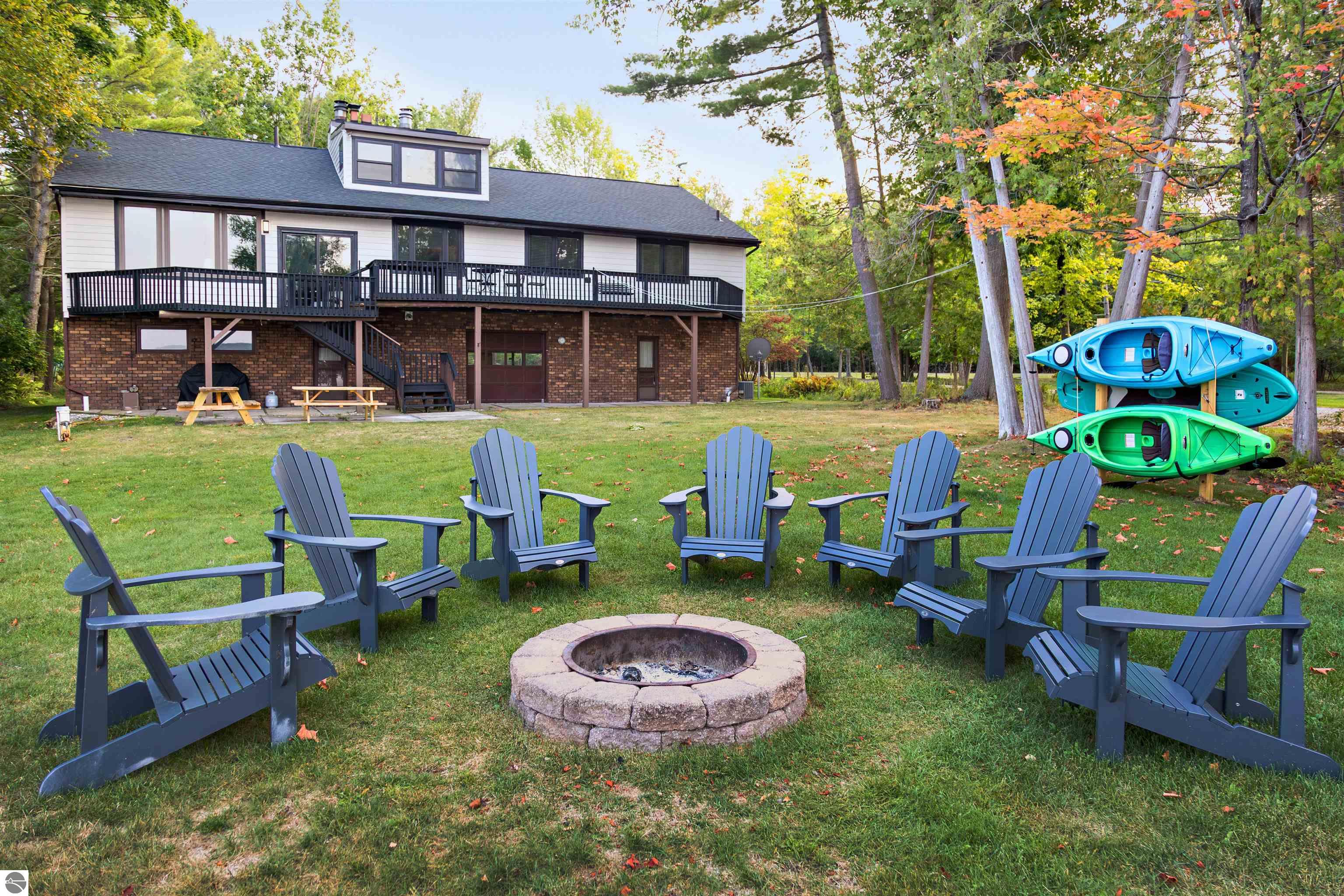 8112 Lakeside Trail