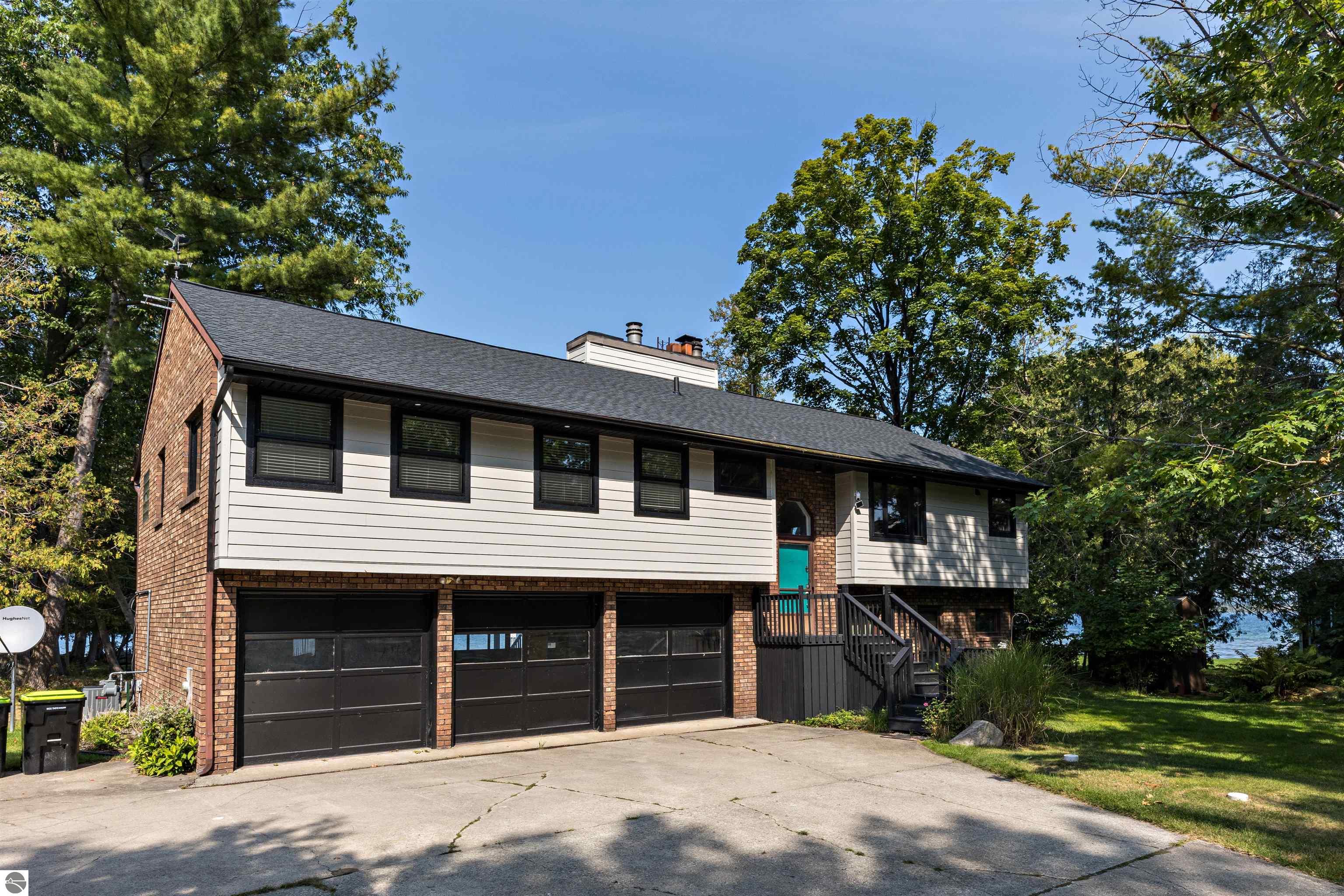8112 Lakeside Trail