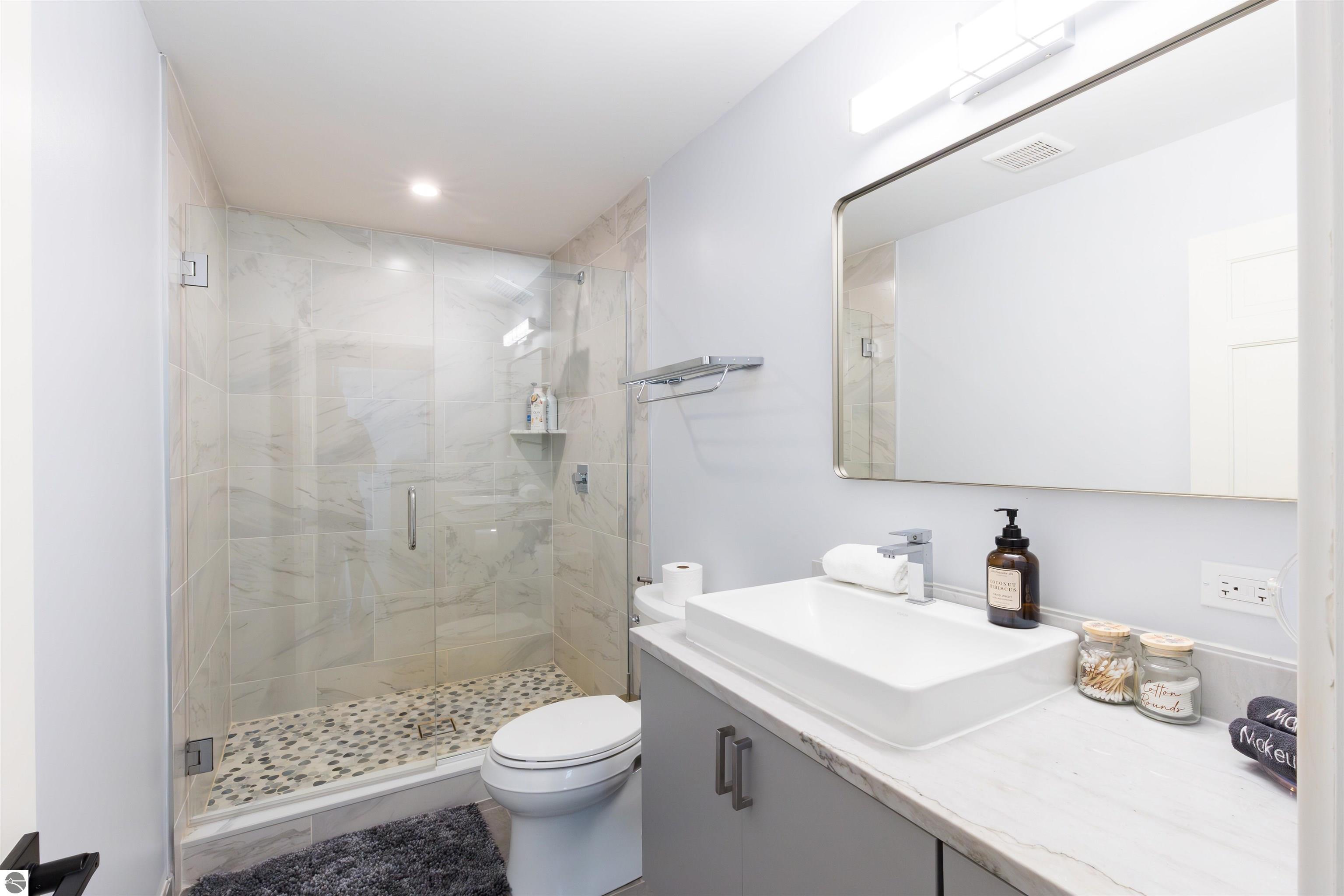 8112 Lakeside Trail