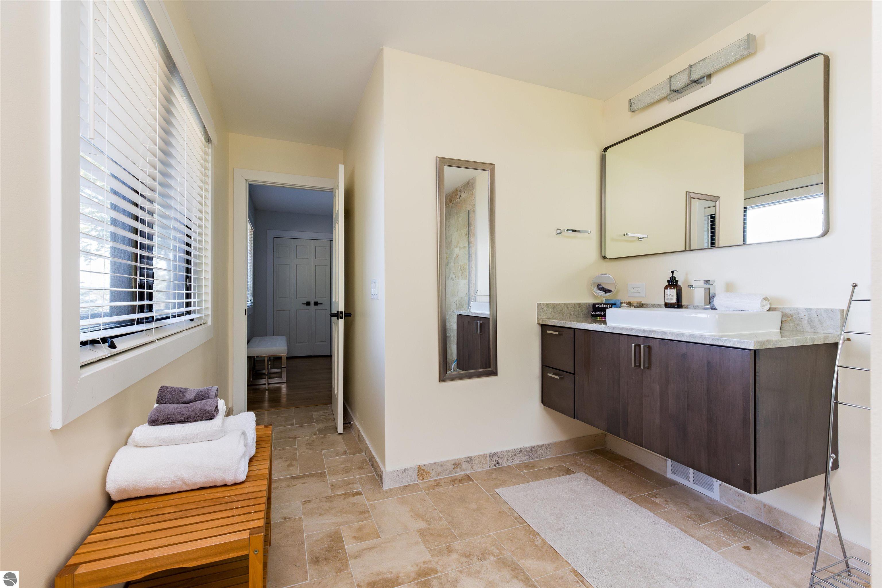 8112 Lakeside Trail
