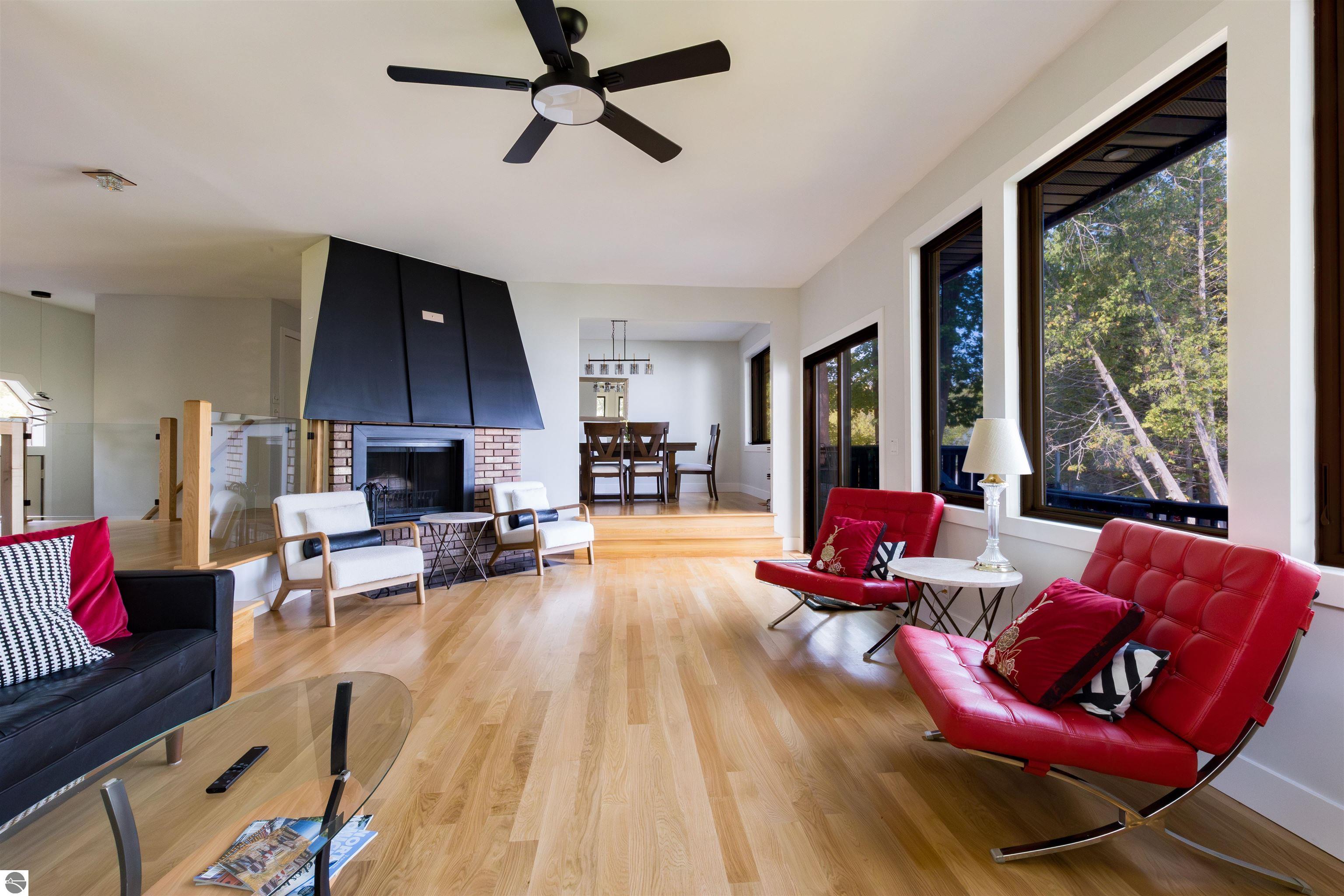8112 Lakeside Trail