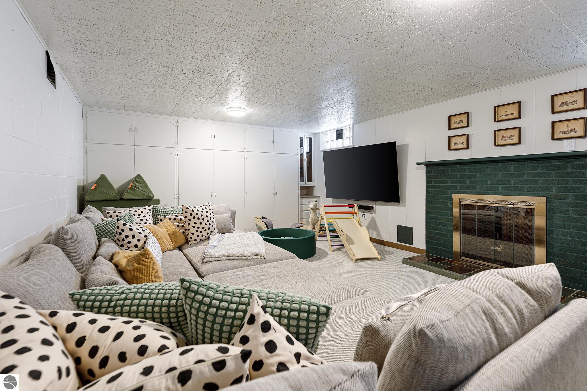 633 W Twelfth Street