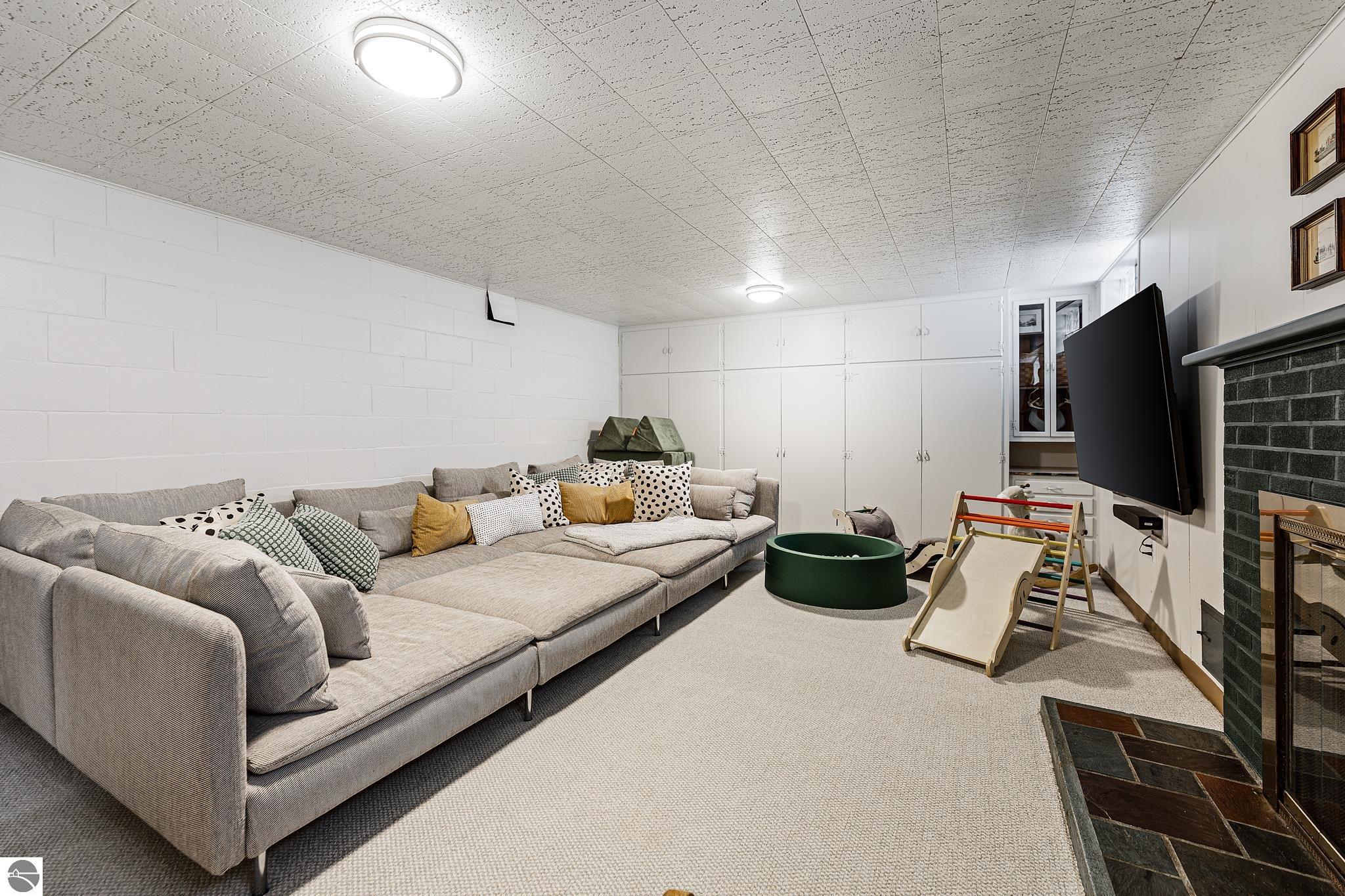 633 W Twelfth Street