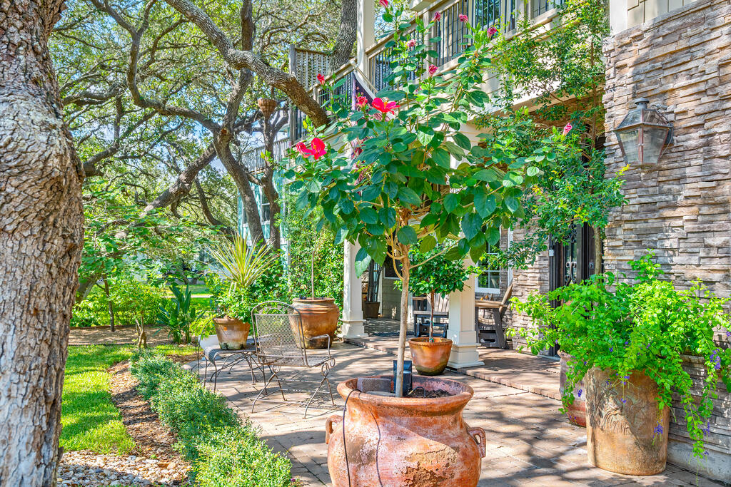 35 Bahama St