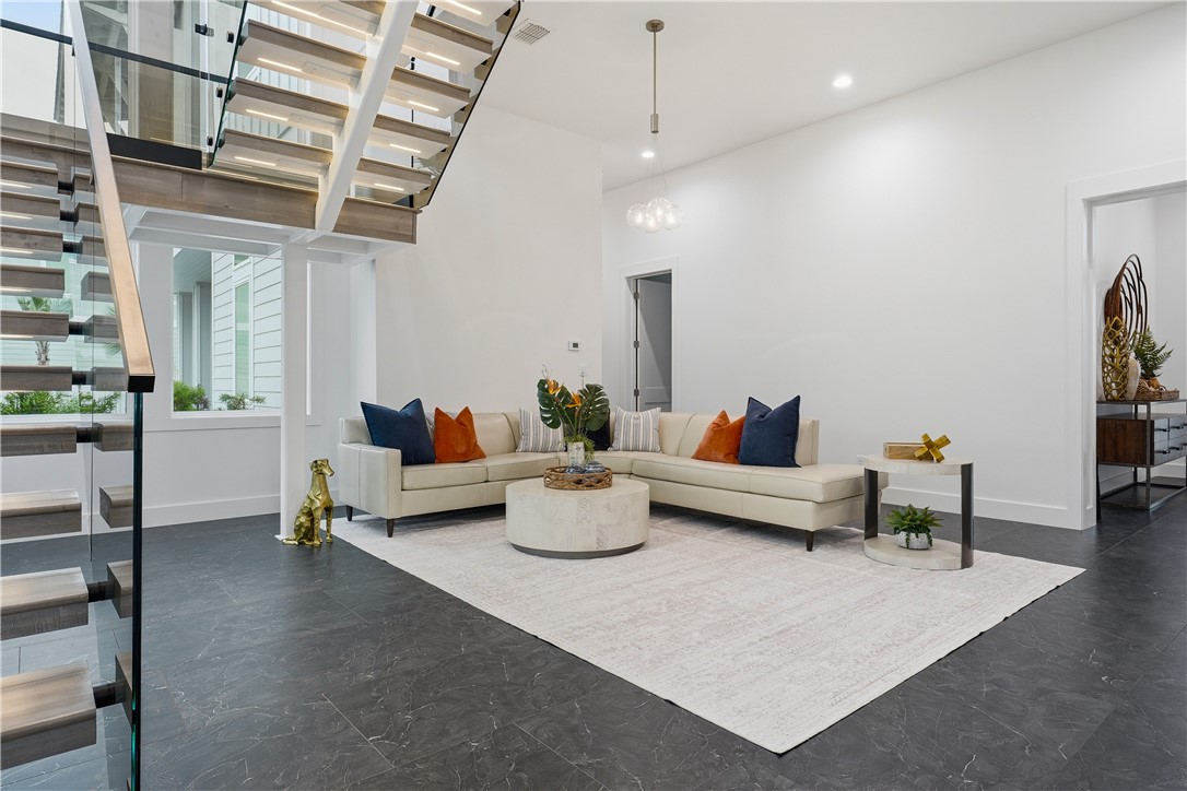 305 Estes Dr