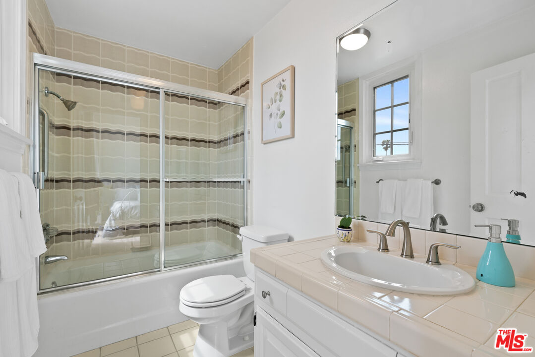 1242 Berkeley St Unit: 13