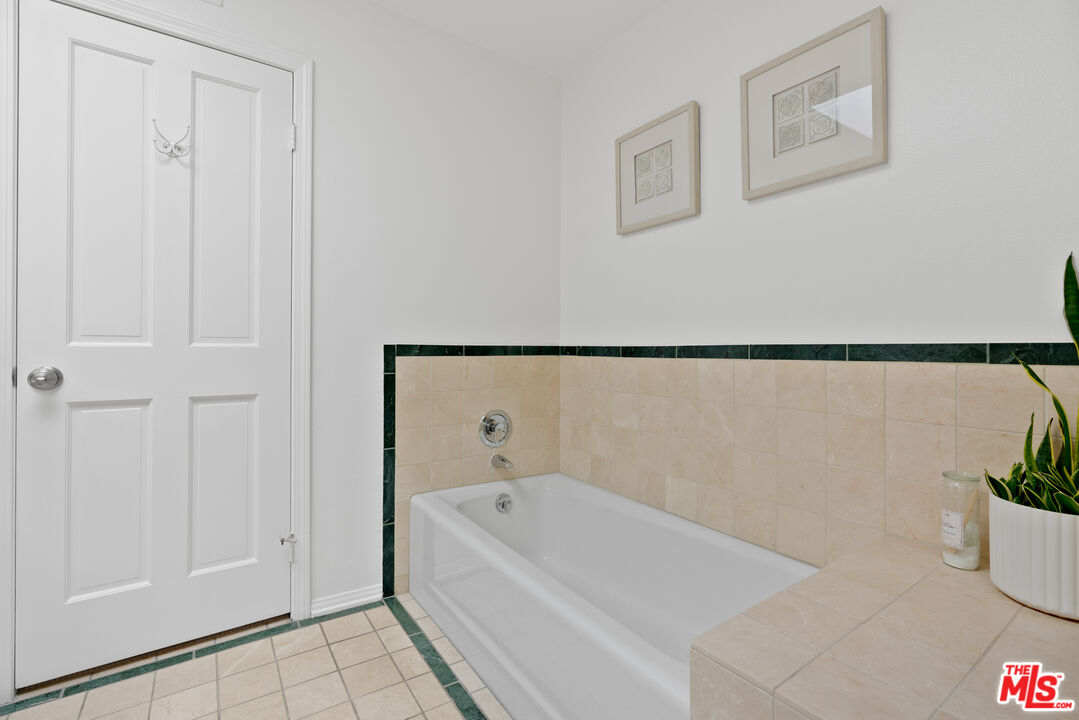 1242 Berkeley St Unit: 13