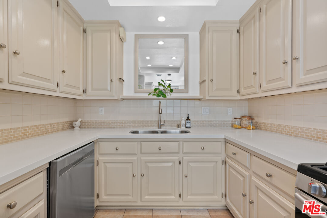 1242 Berkeley St Unit: 13