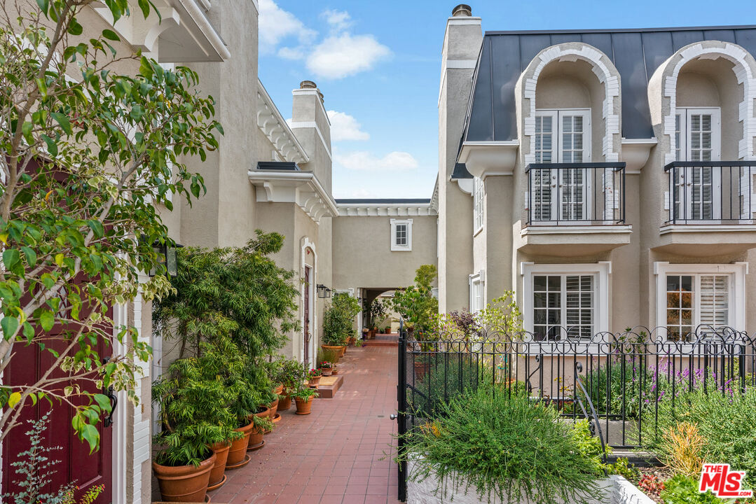 1242 Berkeley St Unit: 13