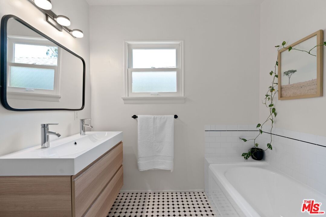 2509 Cloverfield Blvd