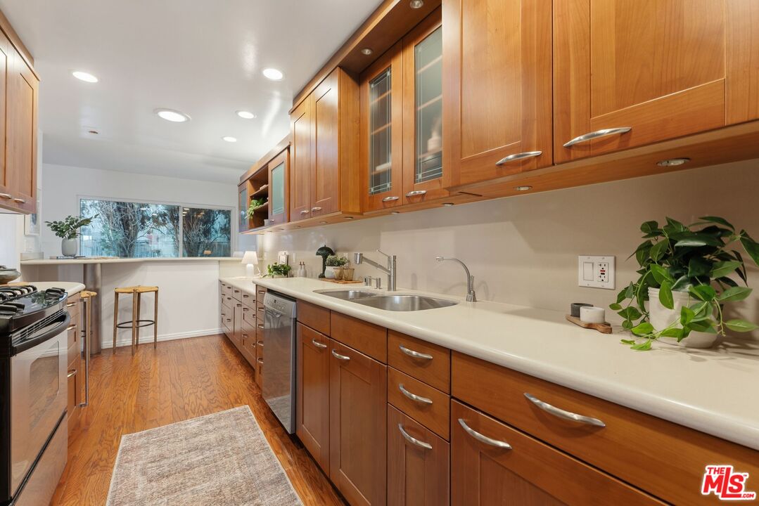 944 17th St Unit: 6
