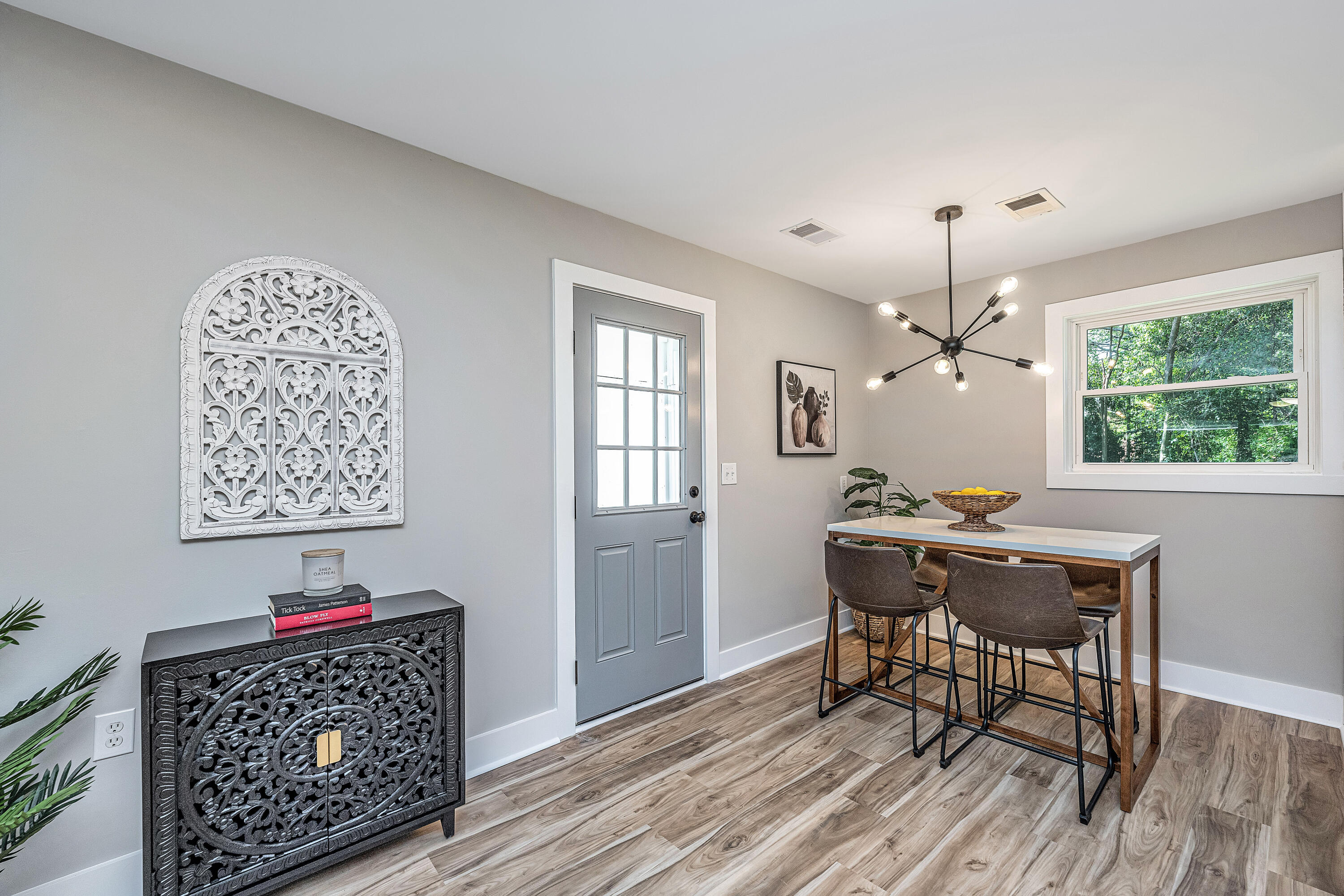 1633 W Robinhood Drive