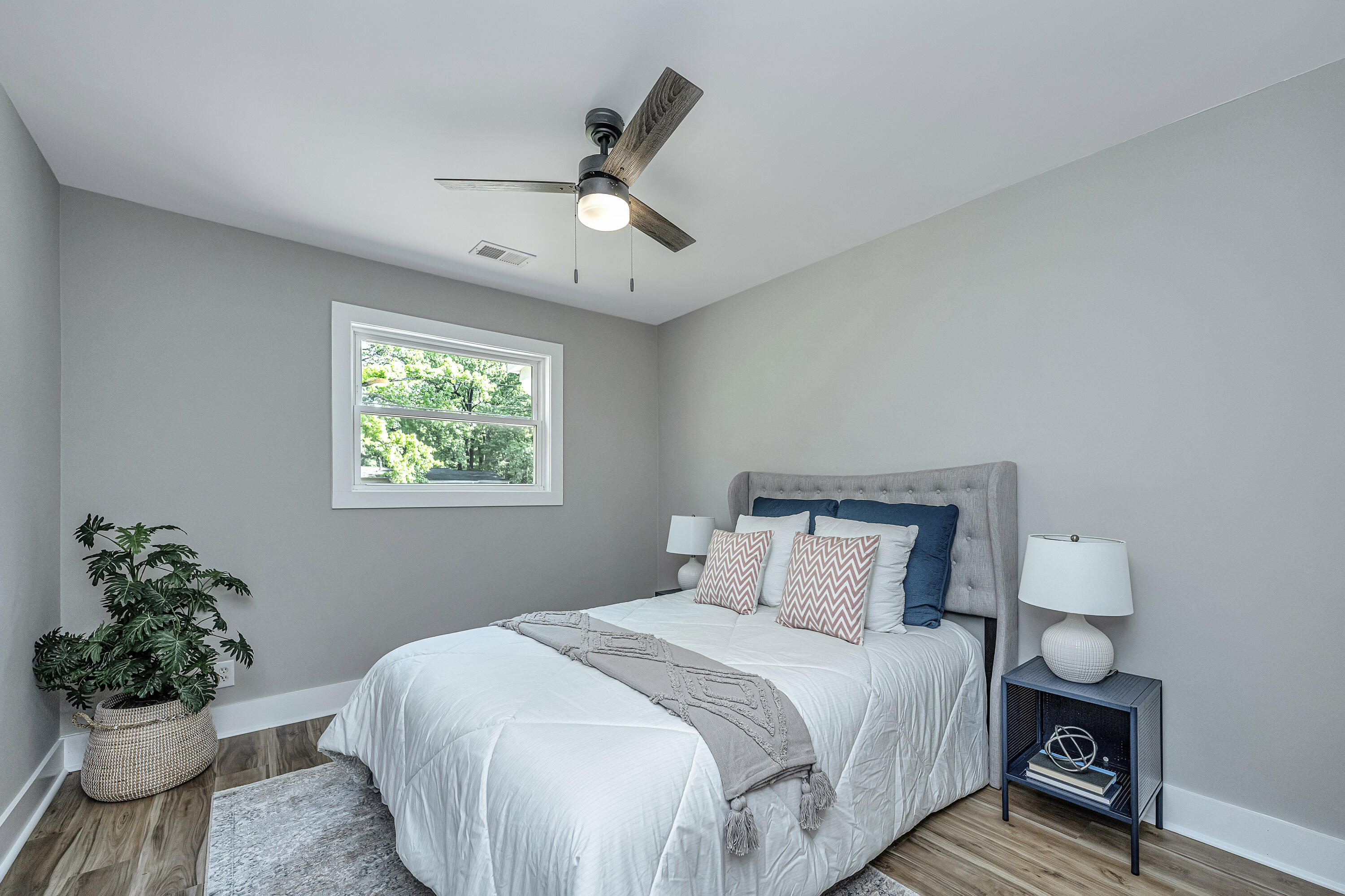 1633 W Robinhood Drive