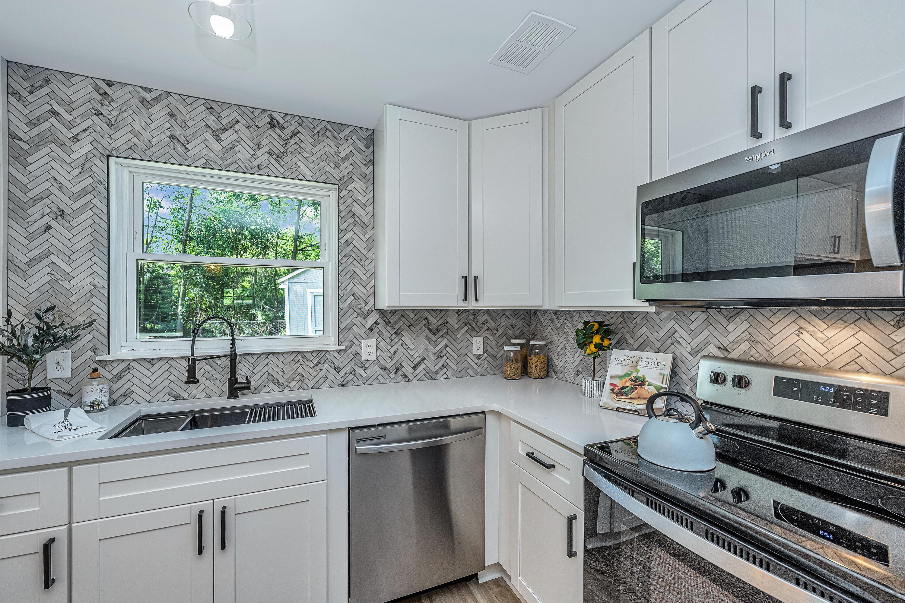 1633 W Robinhood Drive