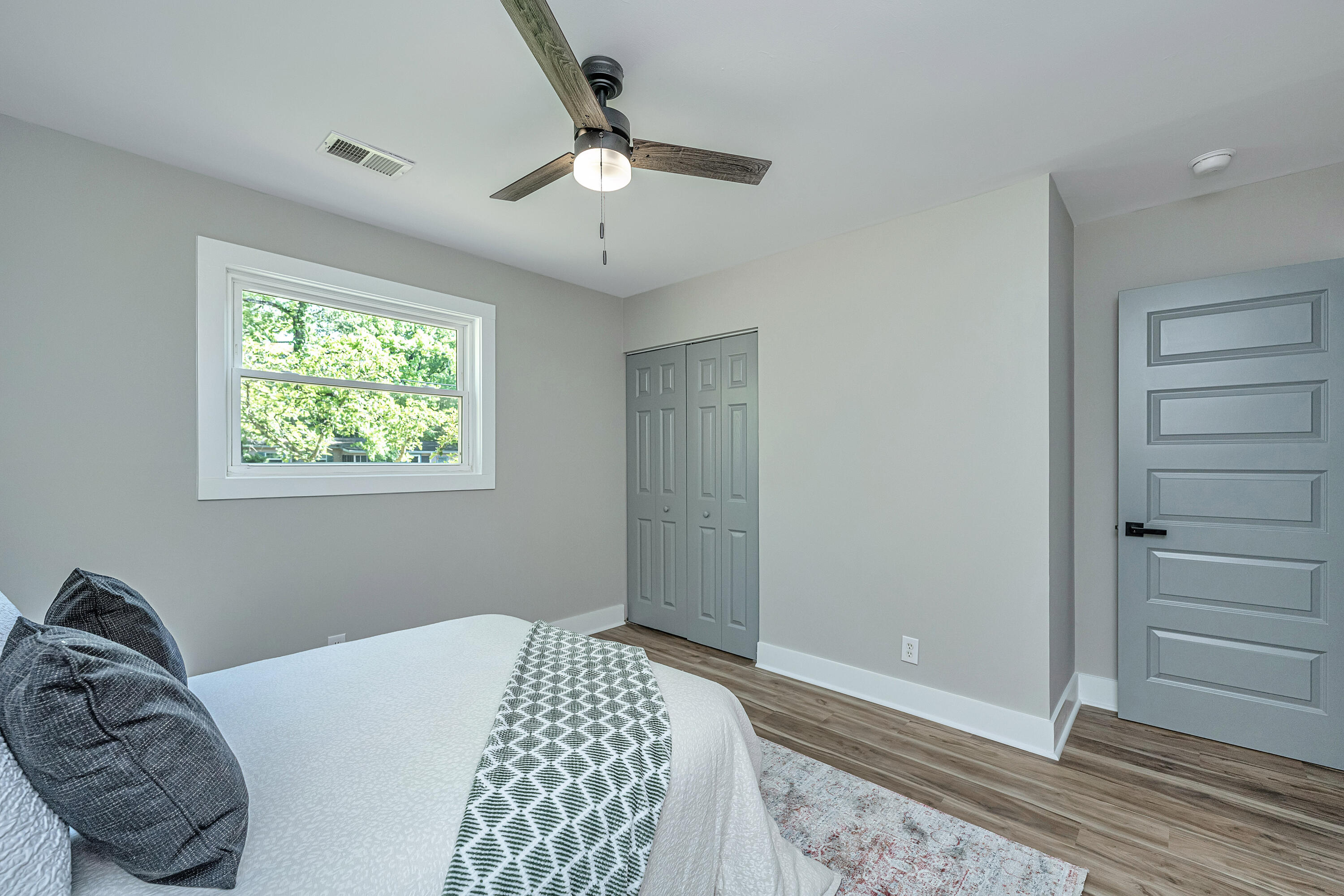 1633 W Robinhood Drive