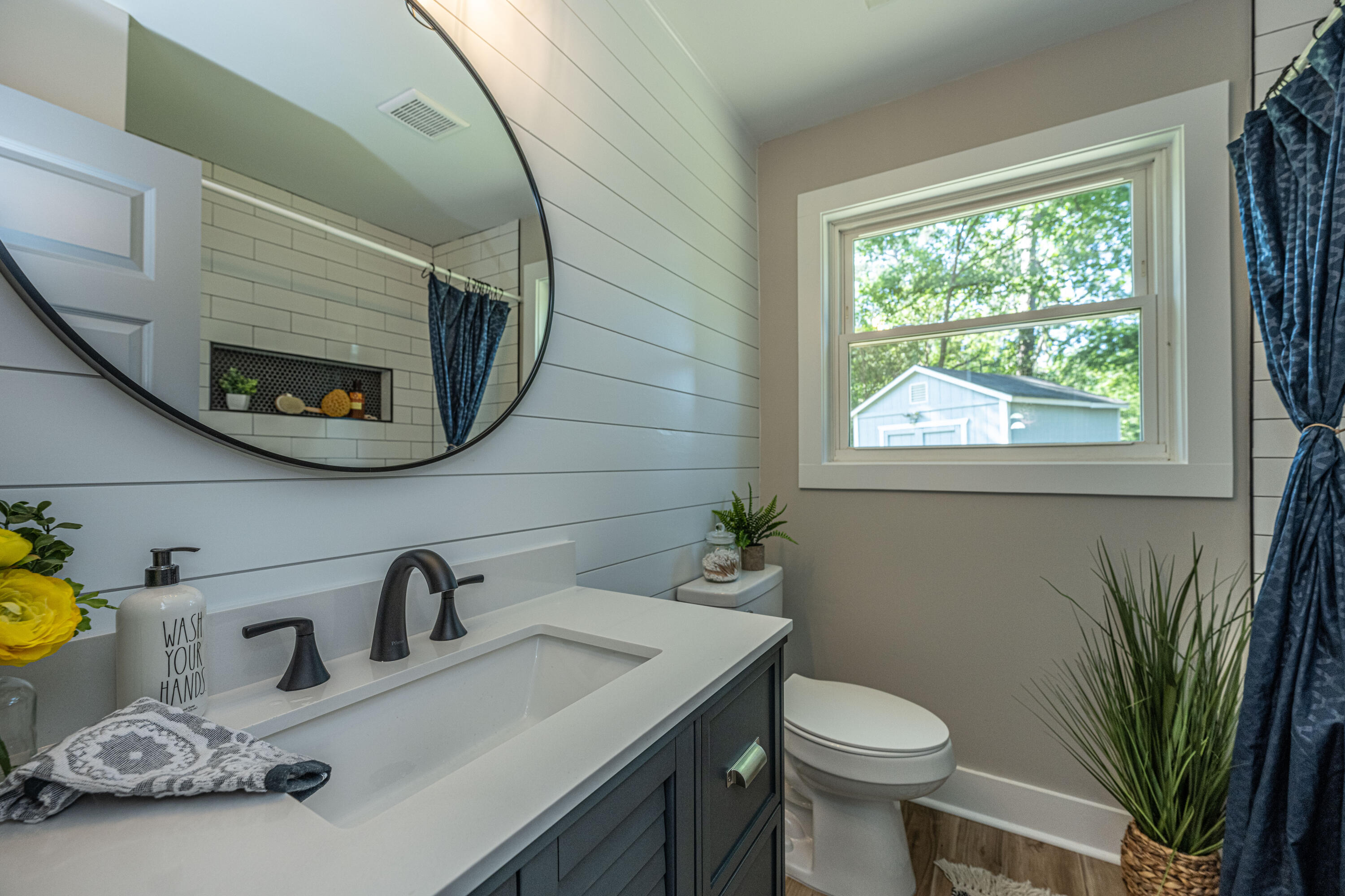 1633 W Robinhood Drive