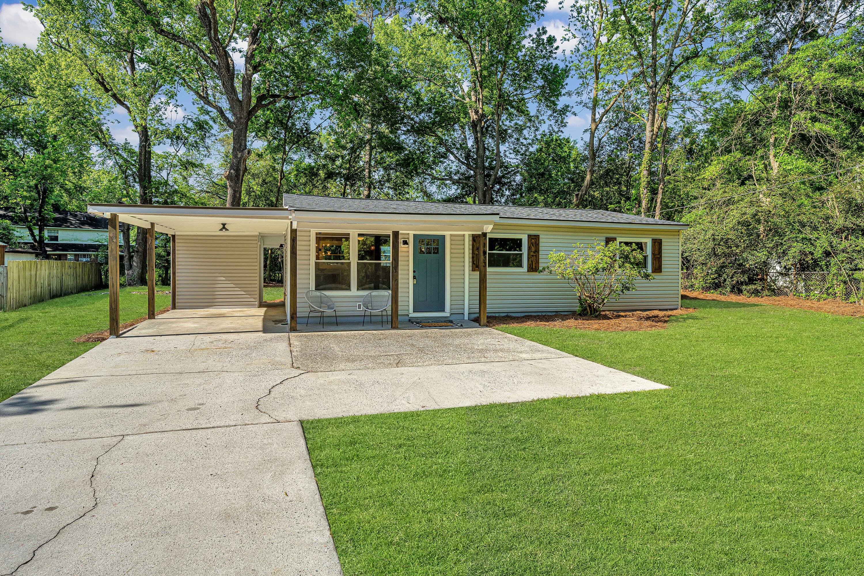 1633 W Robinhood Drive