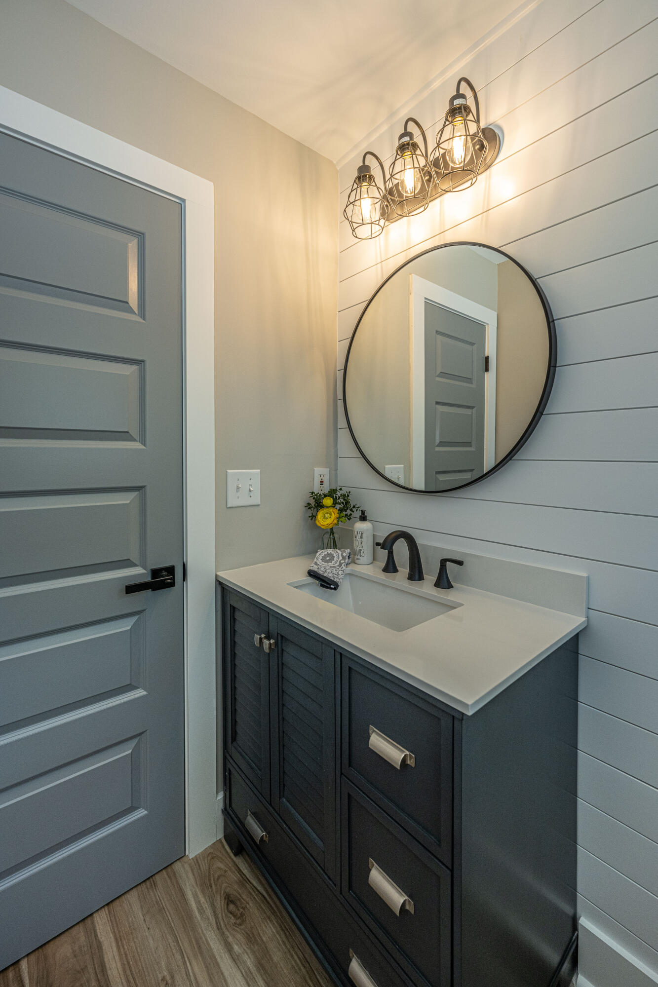 1633 W Robinhood Drive