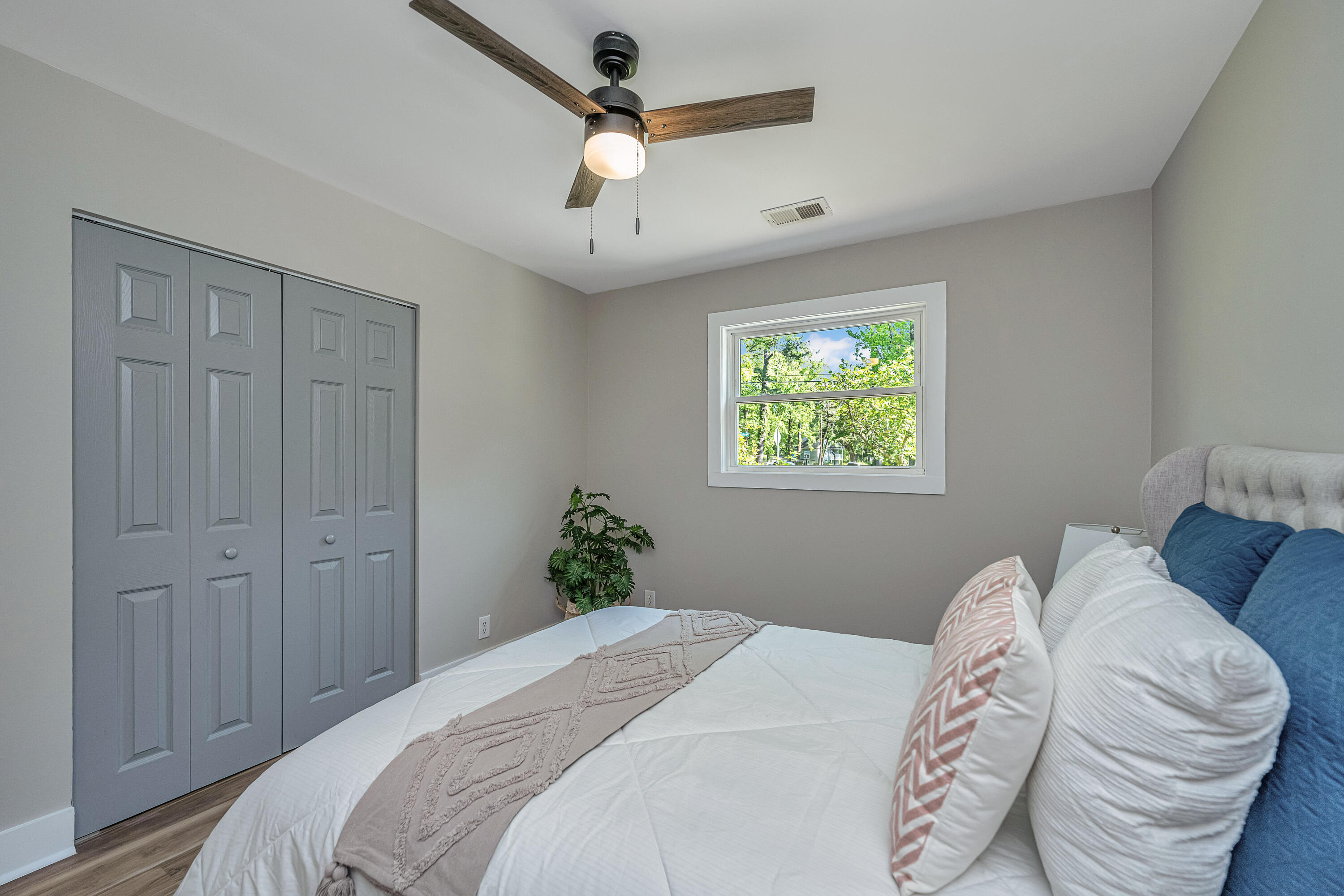 1633 W Robinhood Drive