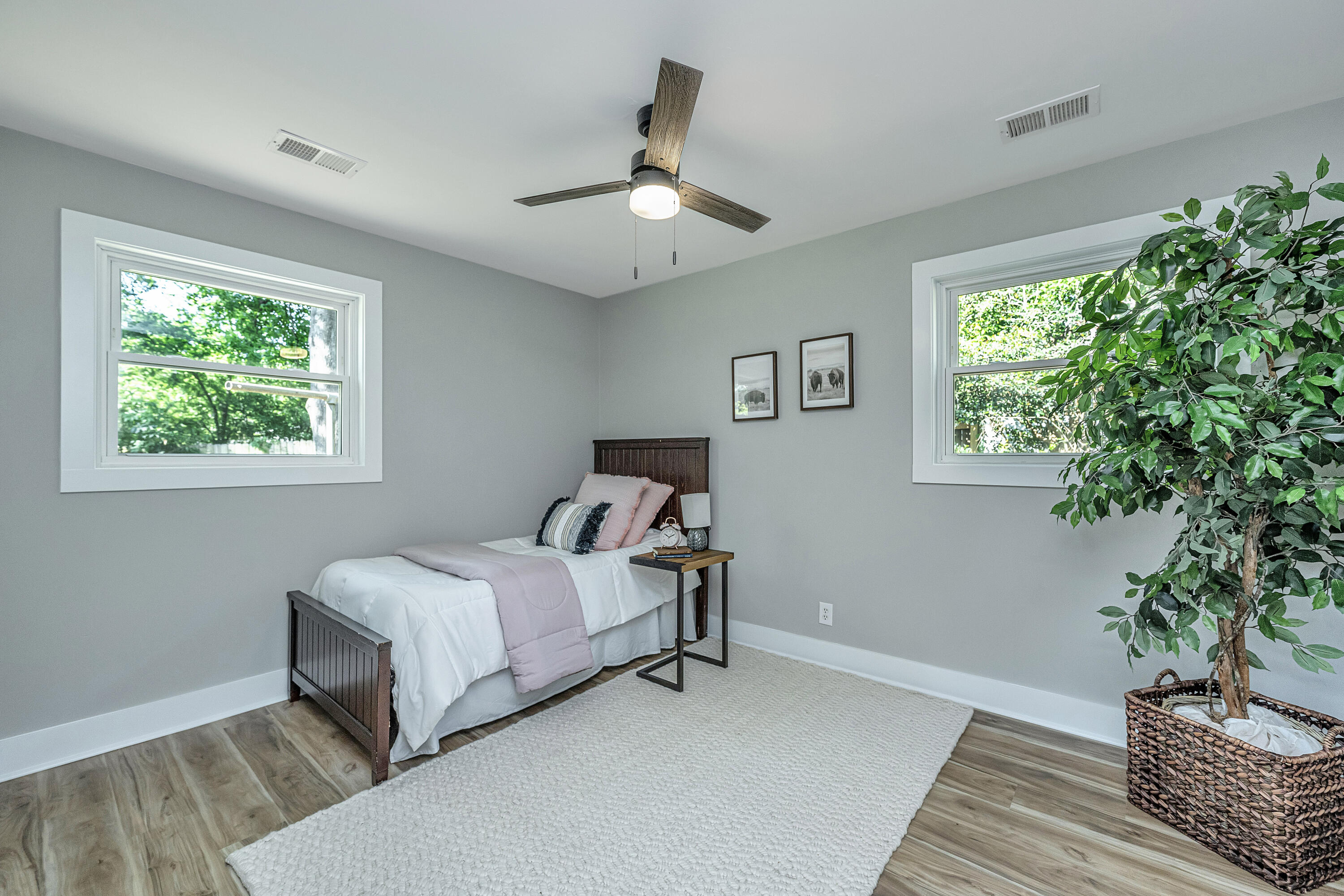 1633 W Robinhood Drive