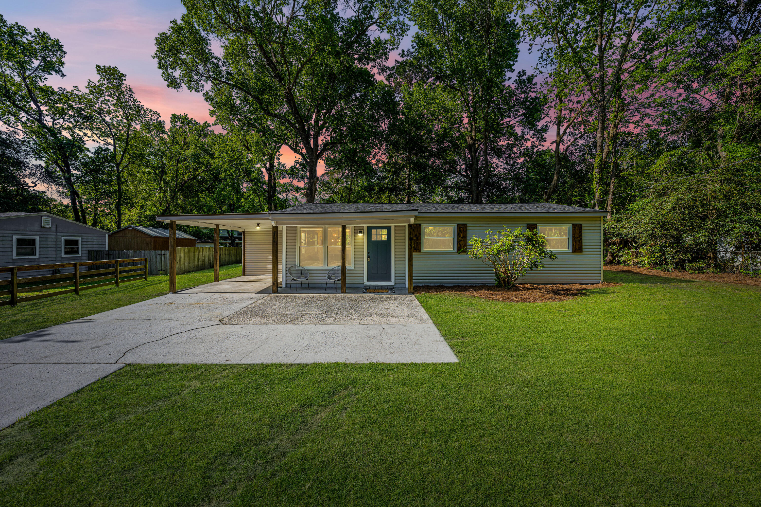 1633 W Robinhood Drive