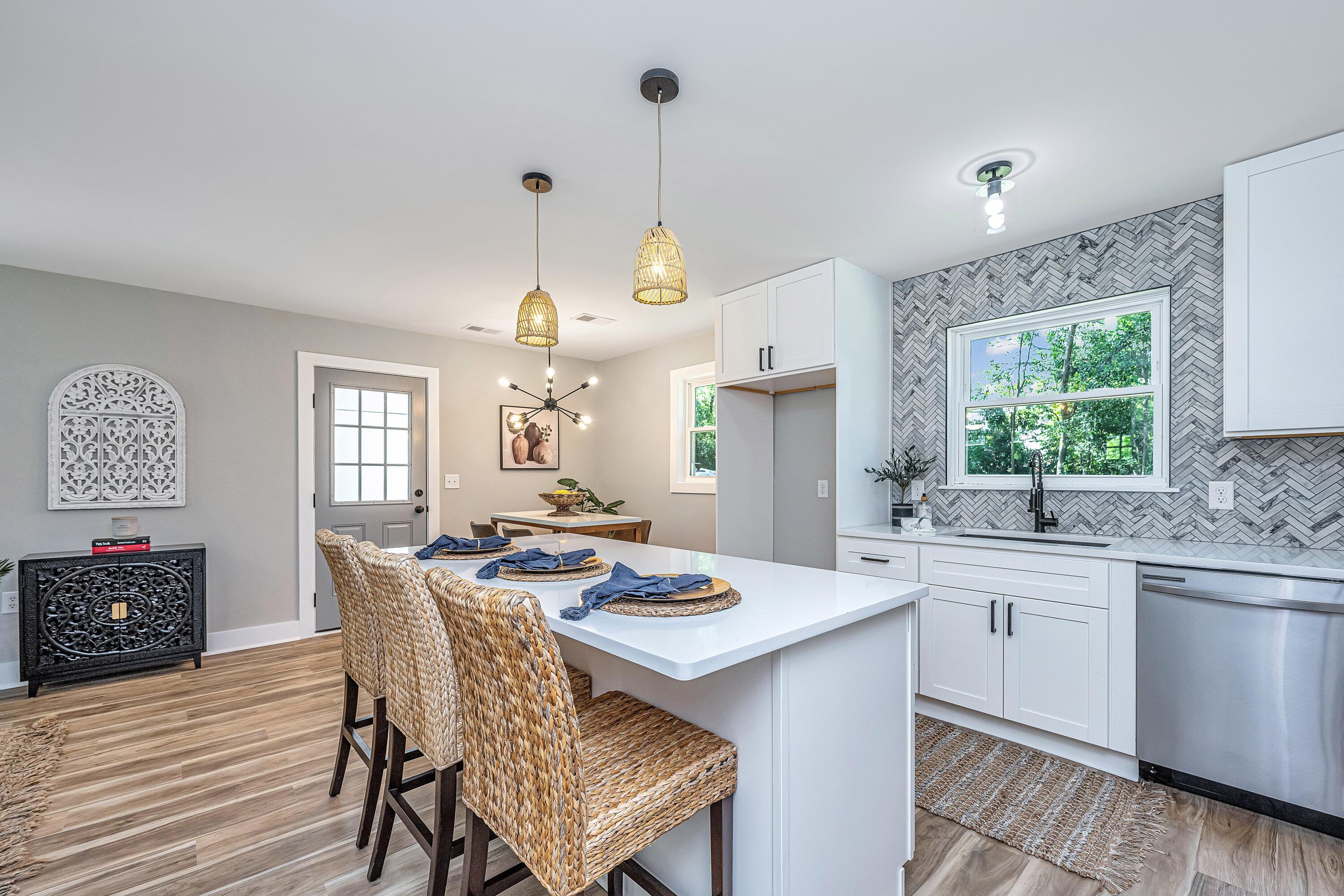 1633 W Robinhood Drive