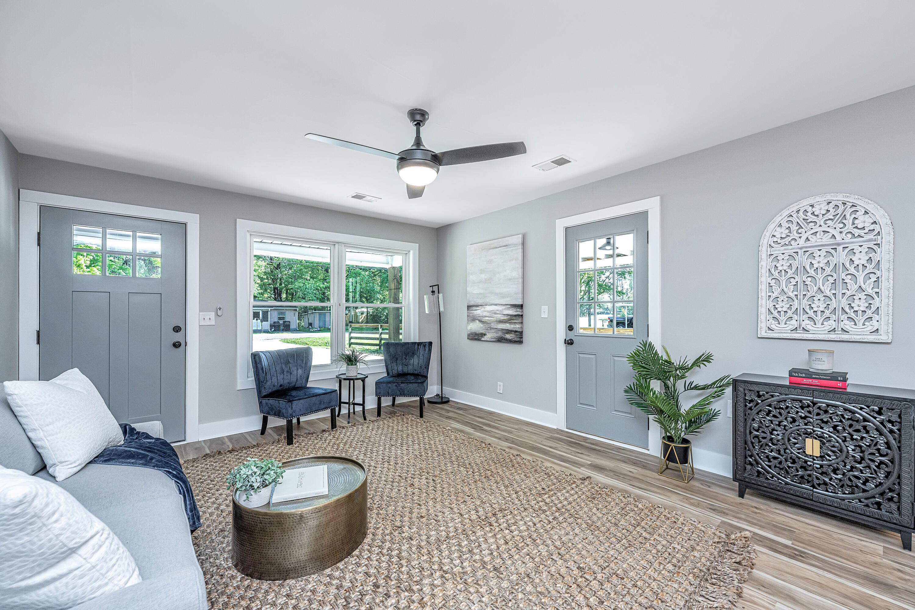 1633 W Robinhood Drive