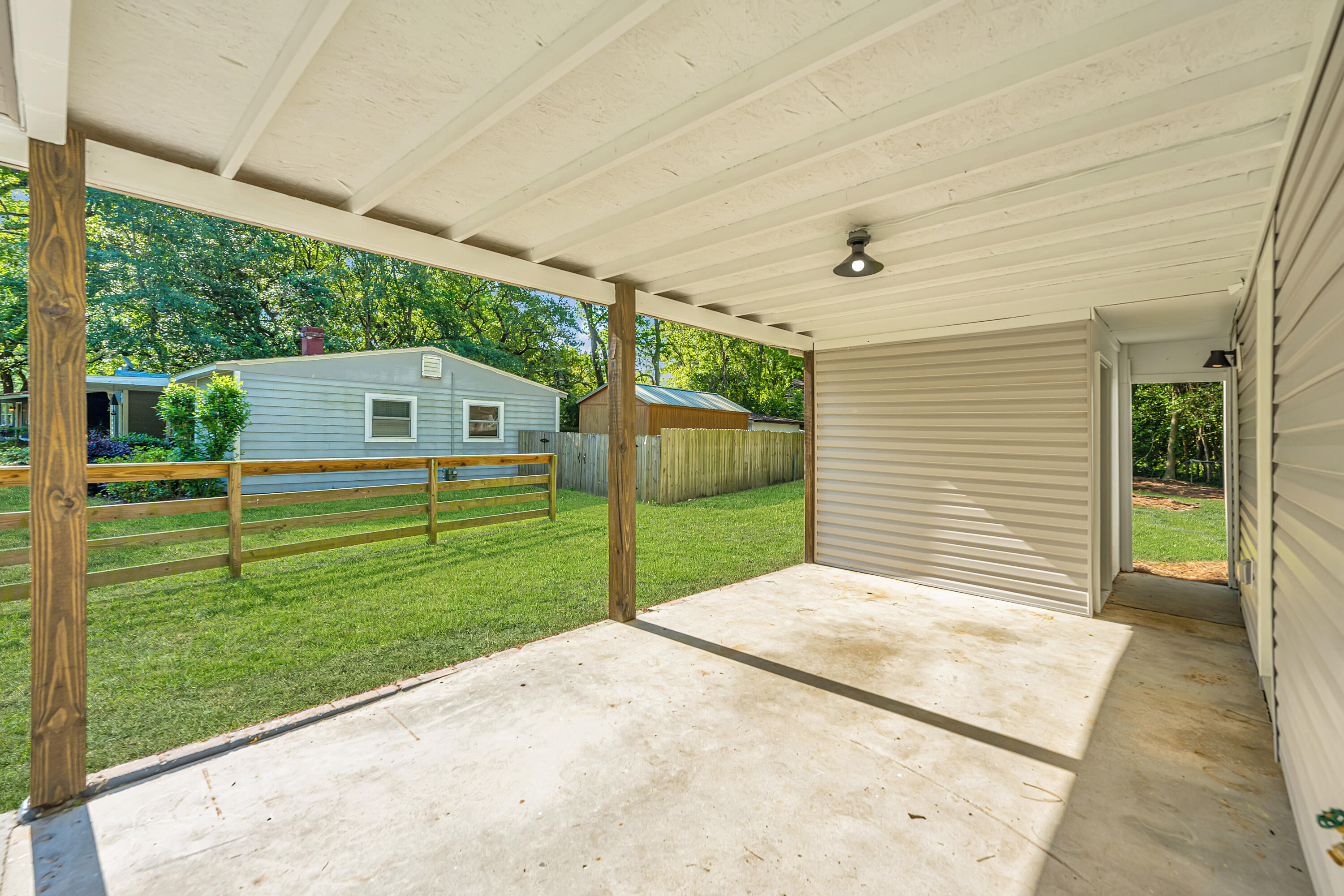 1633 W Robinhood Drive