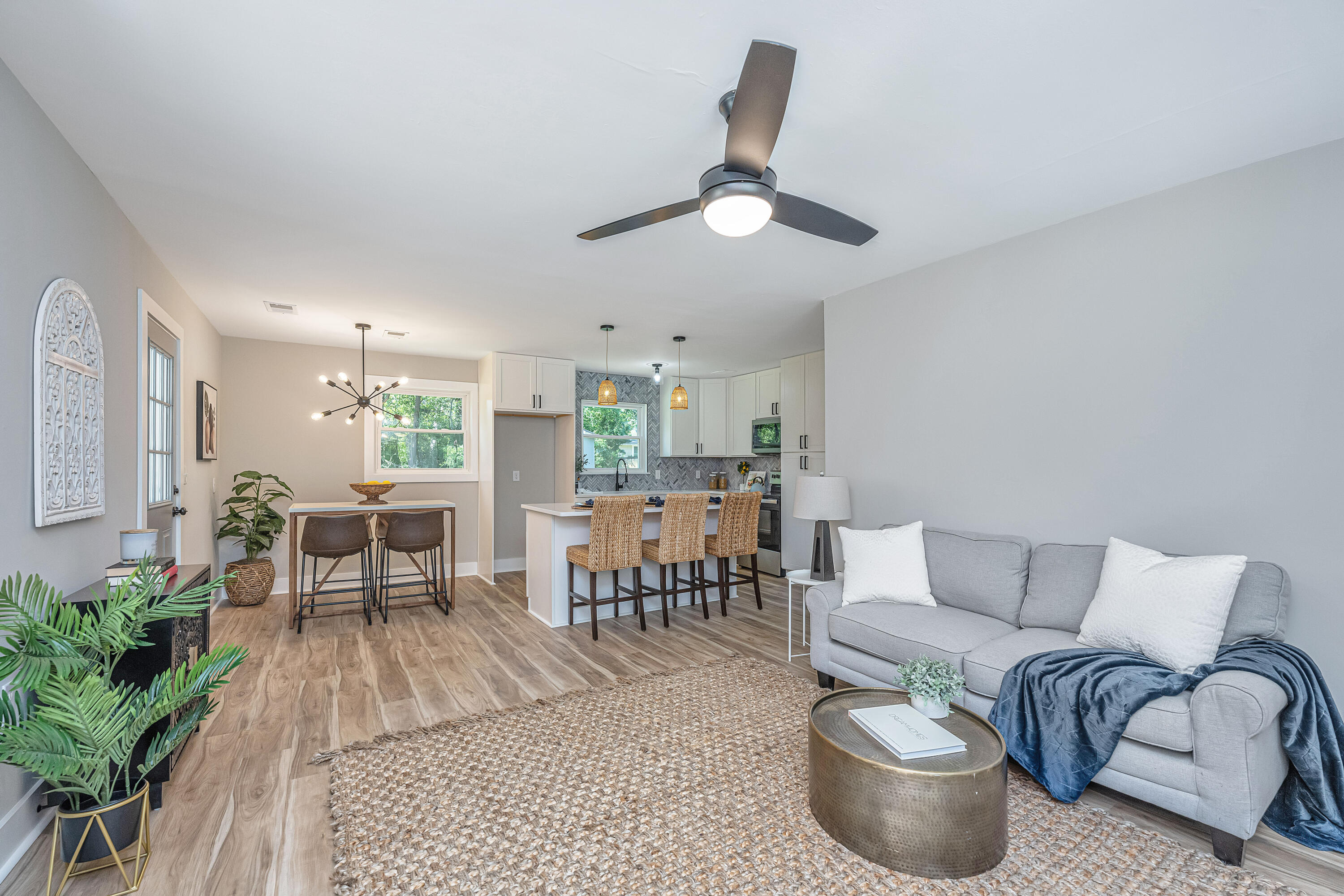 1633 W Robinhood Drive