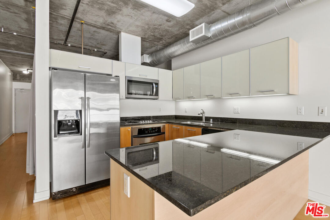 645 W 9th St Unit: 607