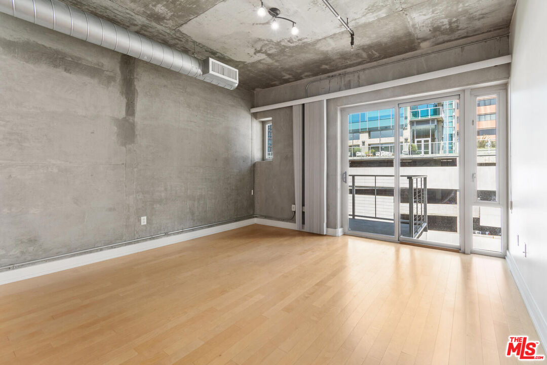 645 W 9th St Unit: 607