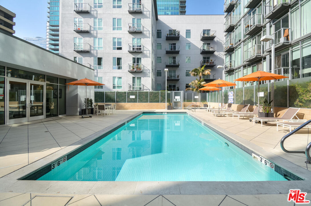 645 W 9th St Unit: 607