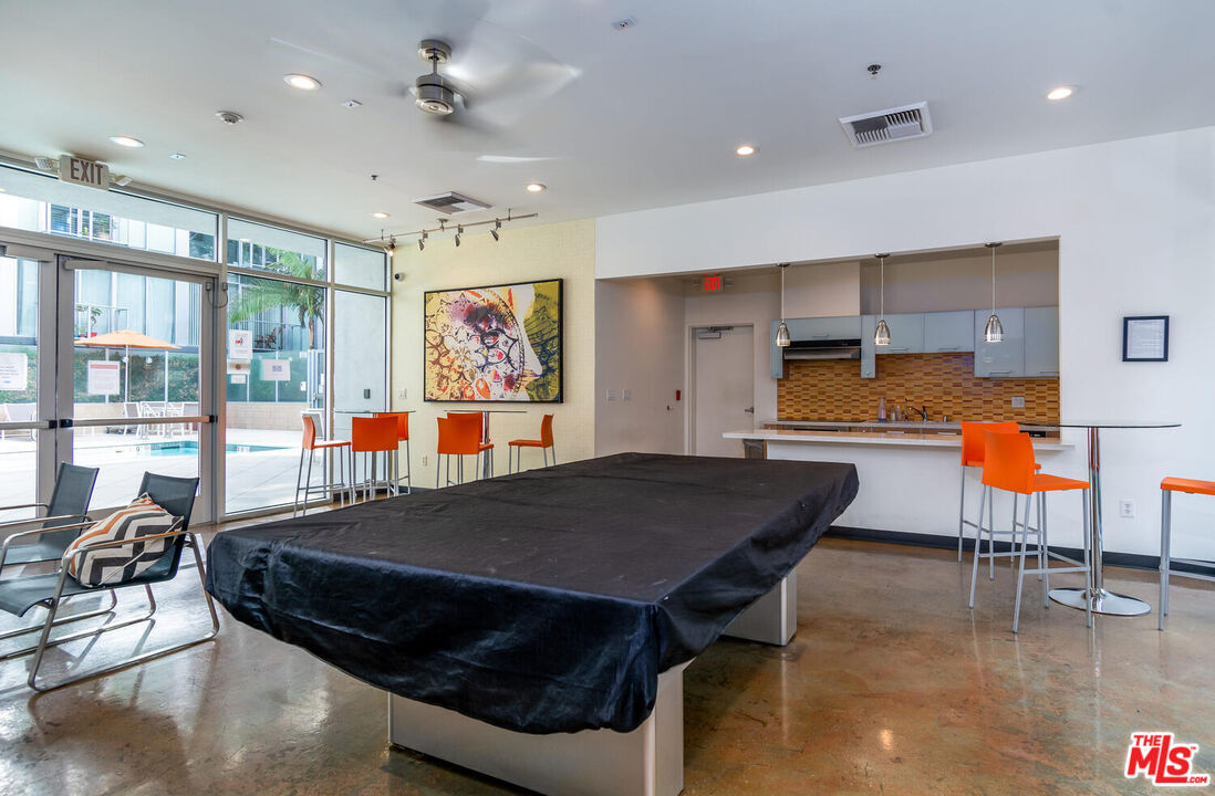 645 W 9th St Unit: 607