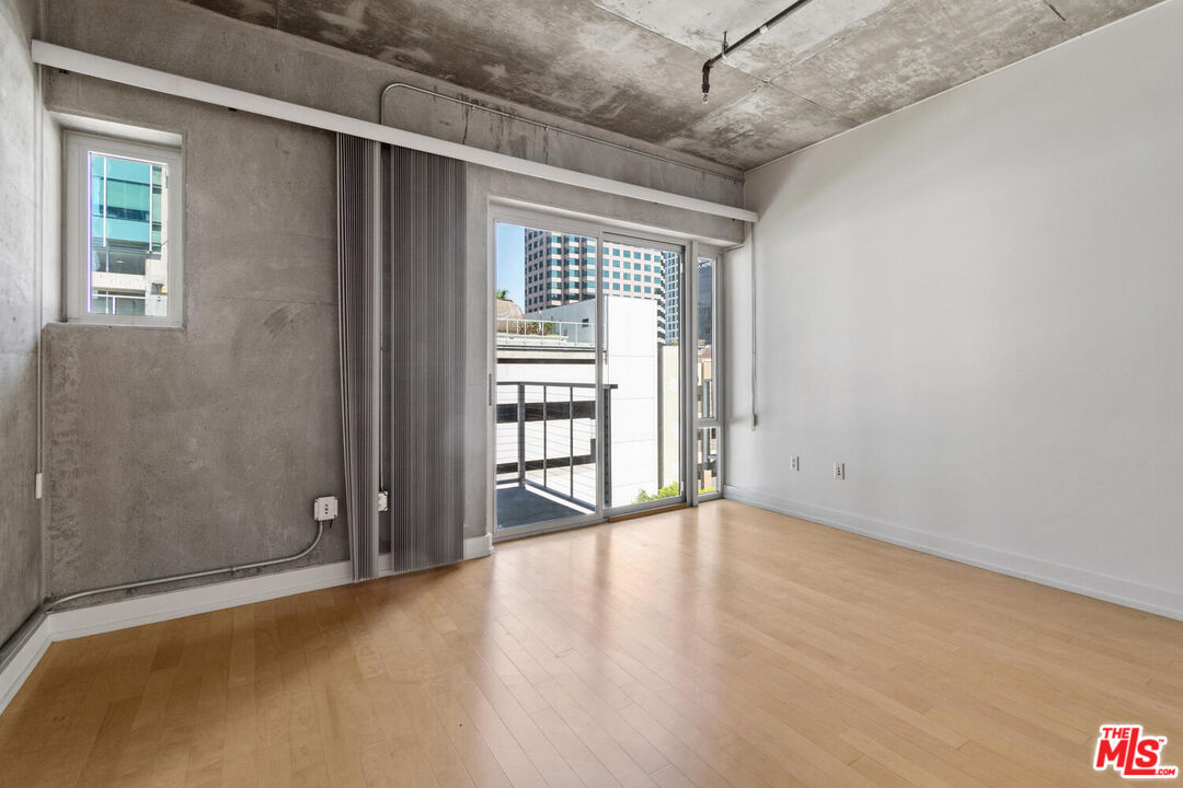 645 W 9th St Unit: 607