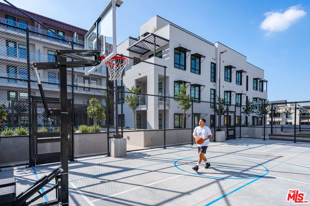 6933 Santa Monica Blvd Unit: 112