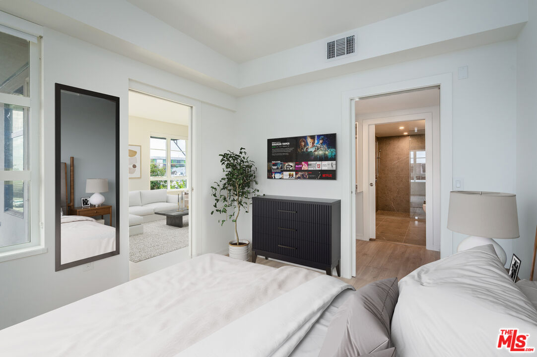 6933 Santa Monica Blvd Unit: 112