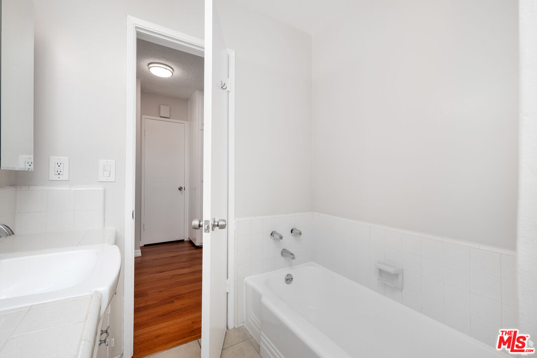 1023 N Laurel Ave Unit: 2