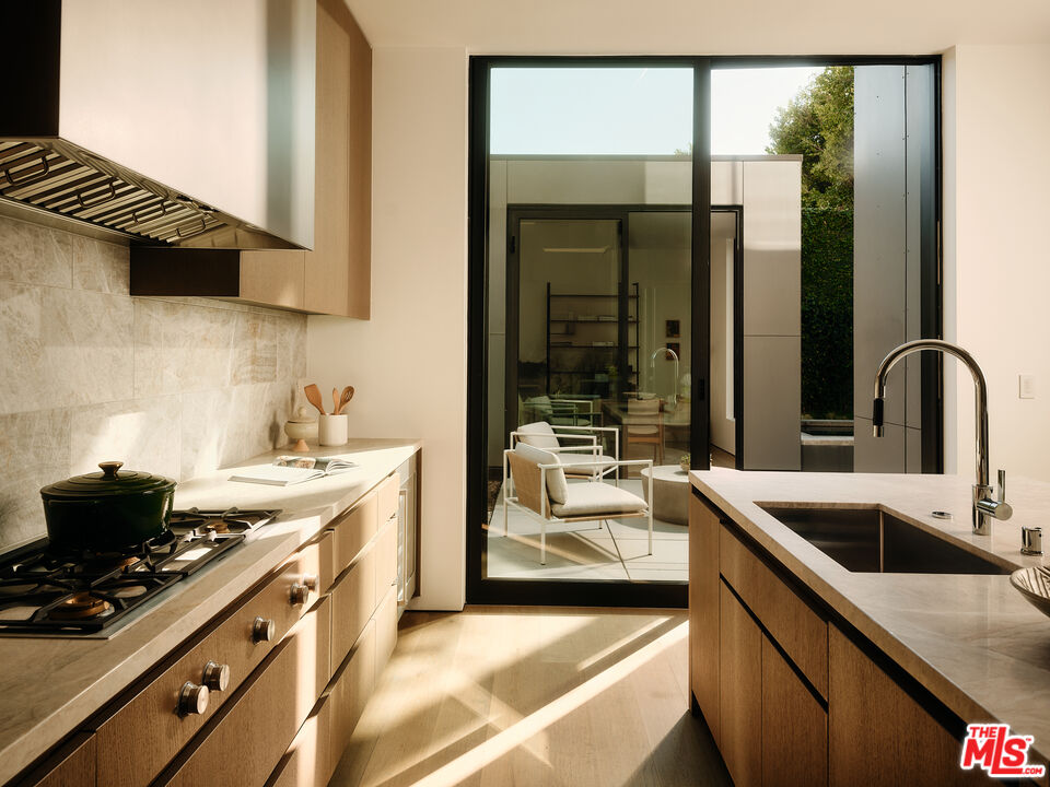 8899 Beverly Blvd Unit: 7
