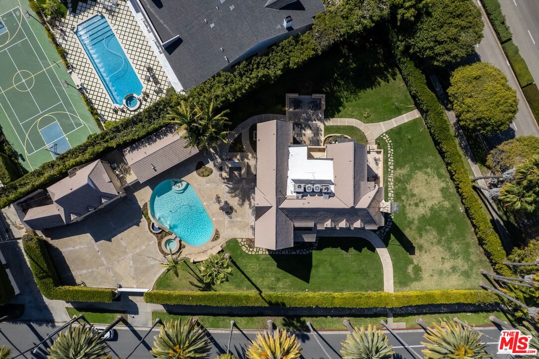 809 N Canon Dr