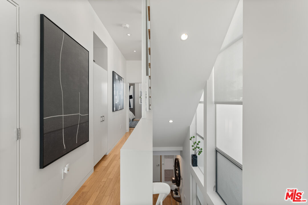 742 N Hudson Ave Unit: 4