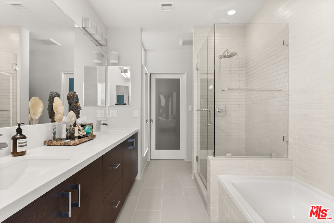 742 N Hudson Ave Unit: 4