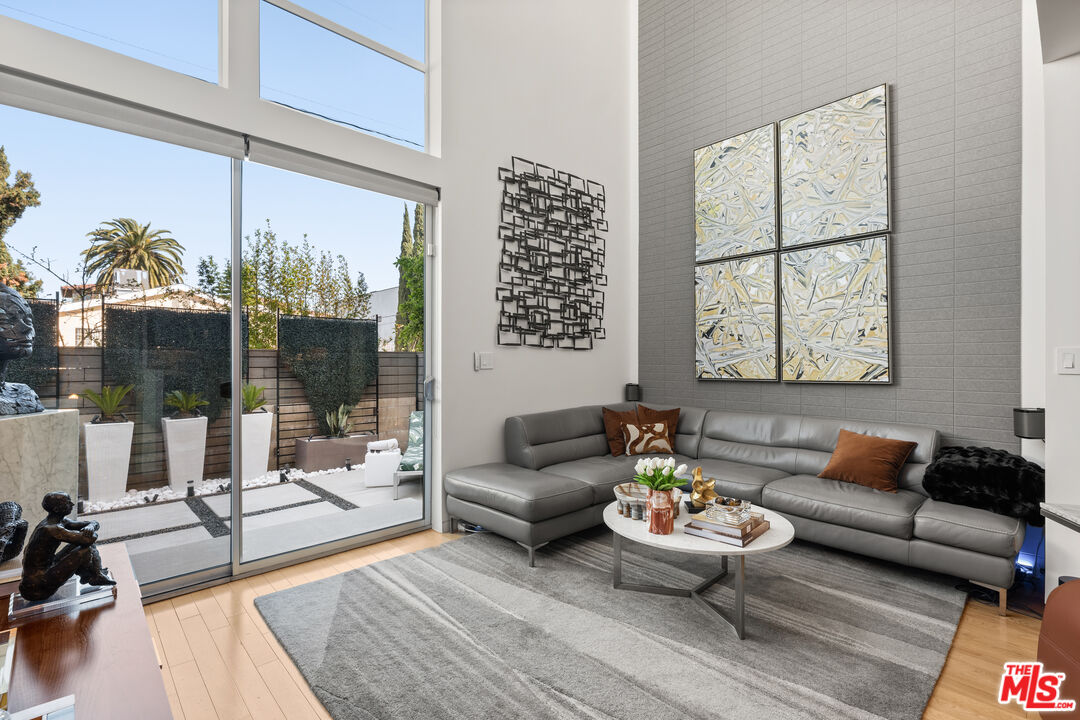 742 N Hudson Ave Unit: 4