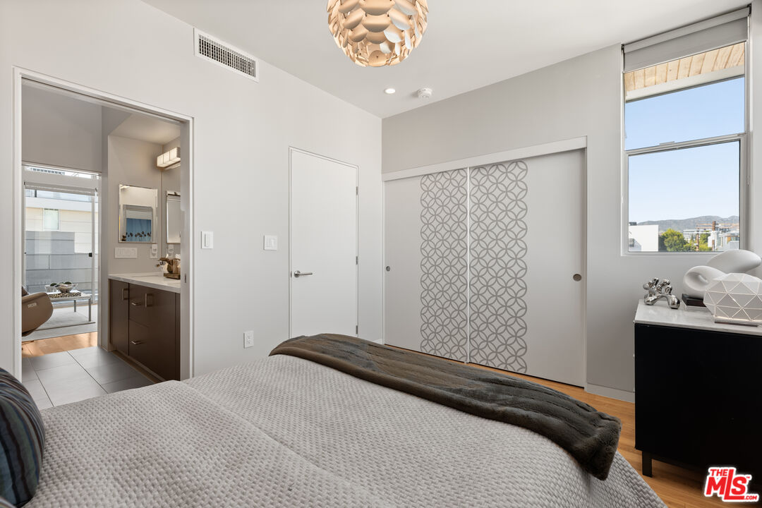 742 N Hudson Ave Unit: 4