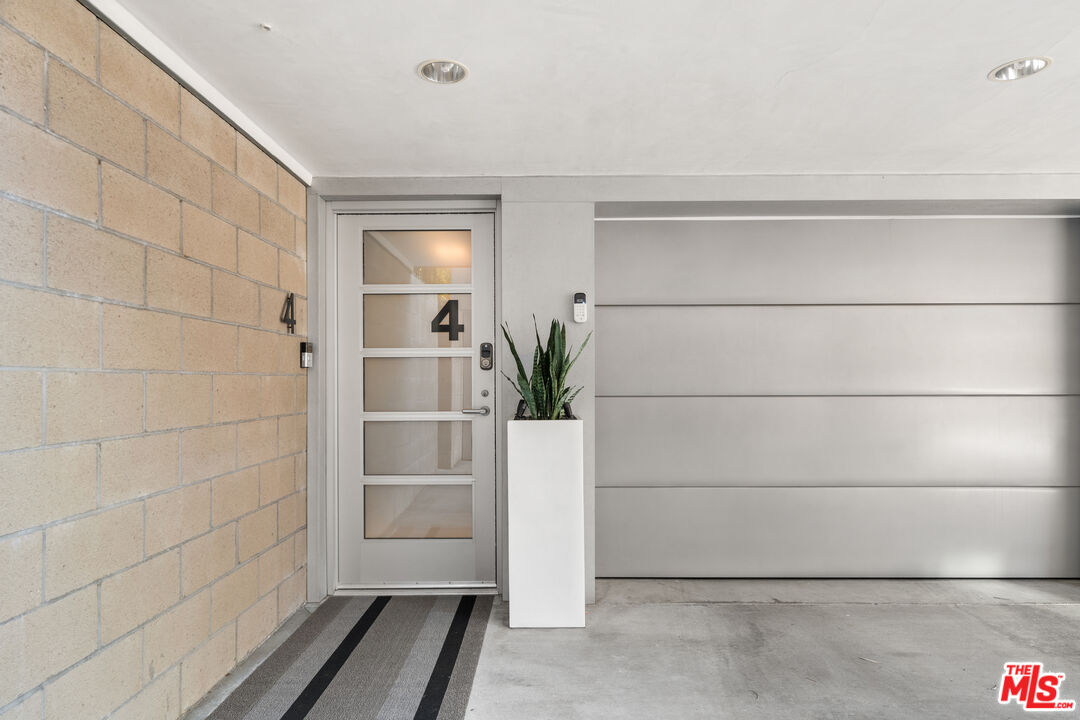 742 N Hudson Ave Unit: 4