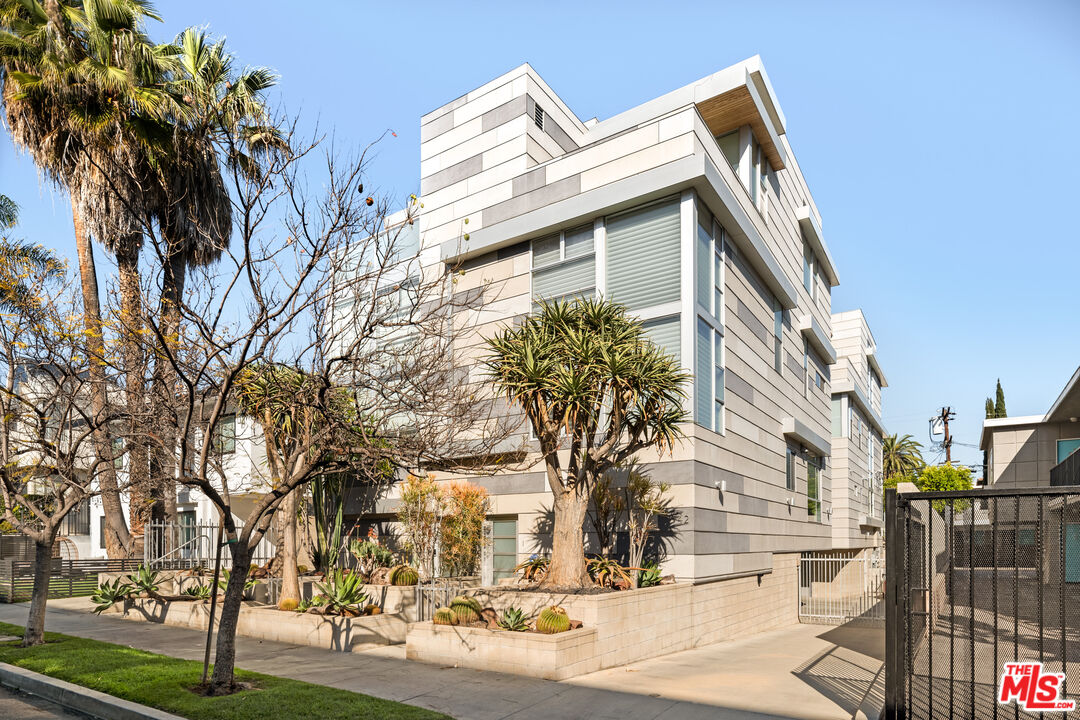 742 N Hudson Ave Unit: 4