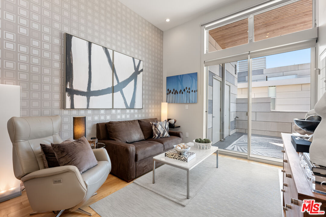 742 N Hudson Ave Unit: 4