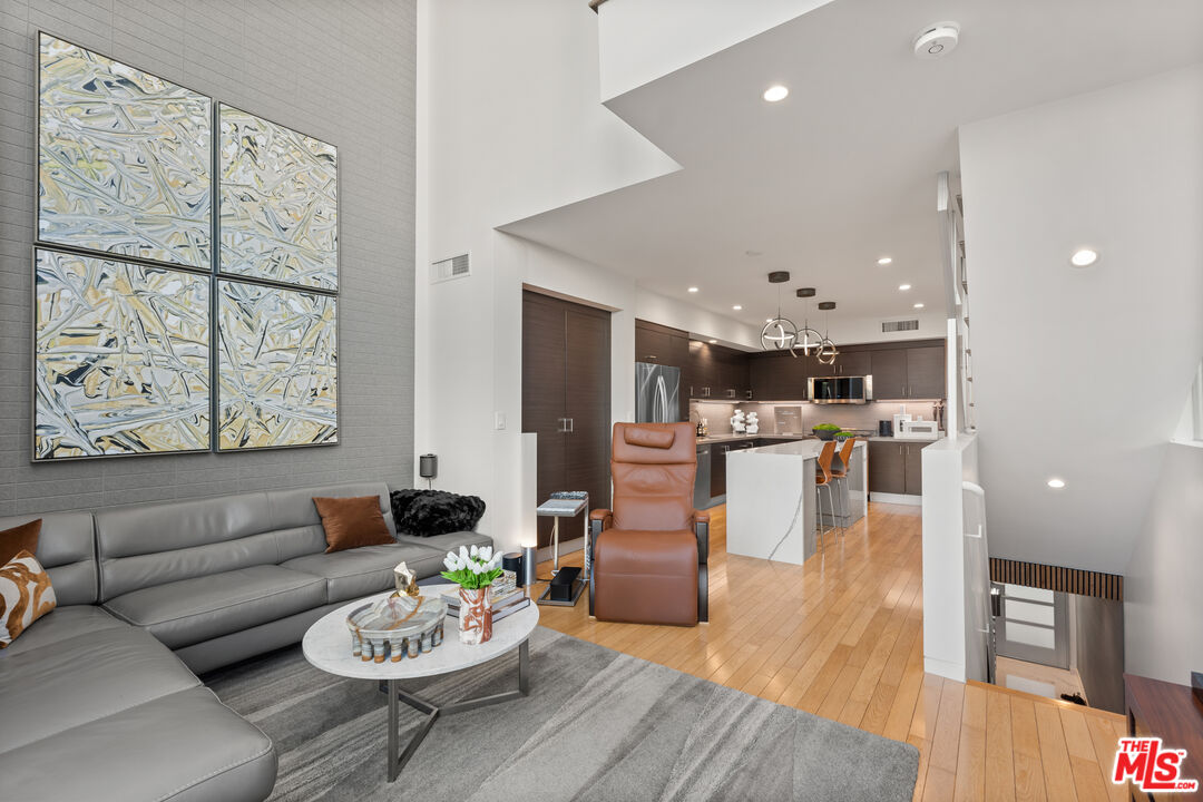 742 N Hudson Ave Unit: 4