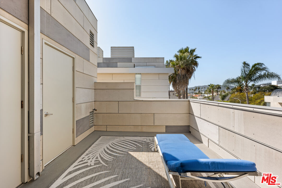 742 N Hudson Ave Unit: 4