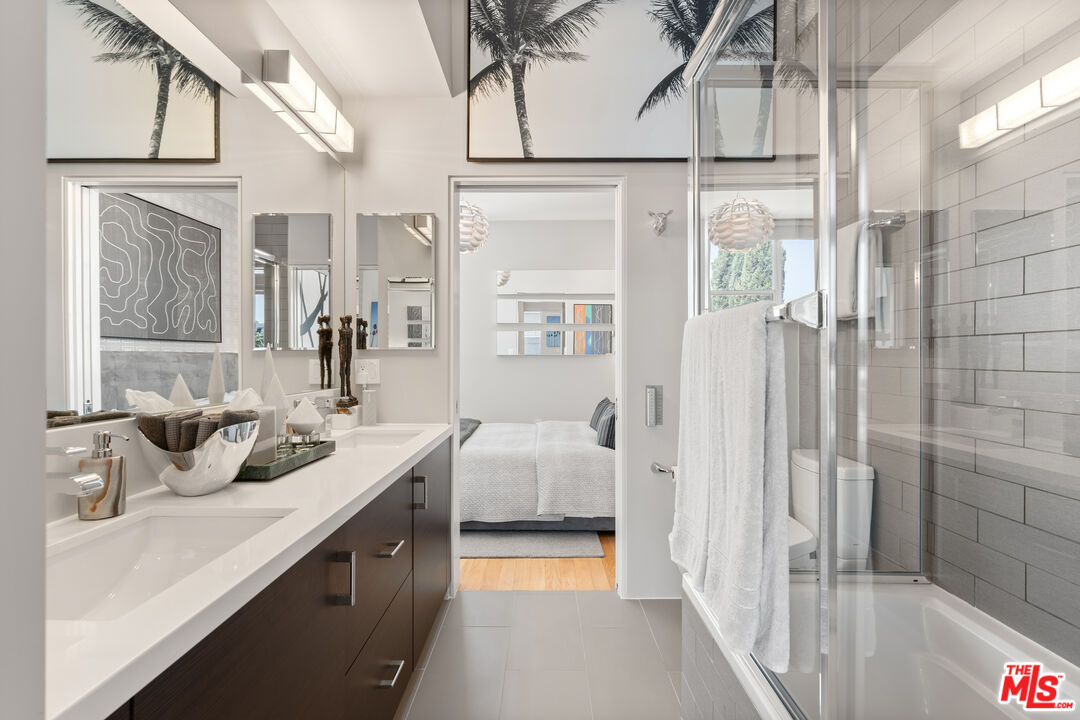 742 N Hudson Ave Unit: 4