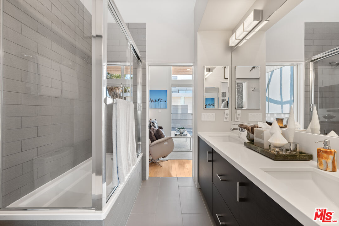 742 N Hudson Ave Unit: 4